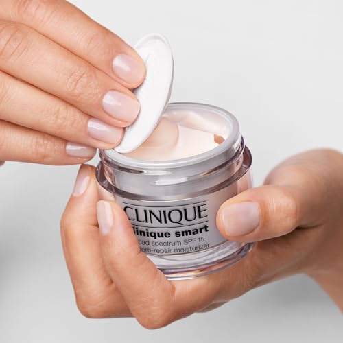 Daily moisturizer with SPF 15 T176690